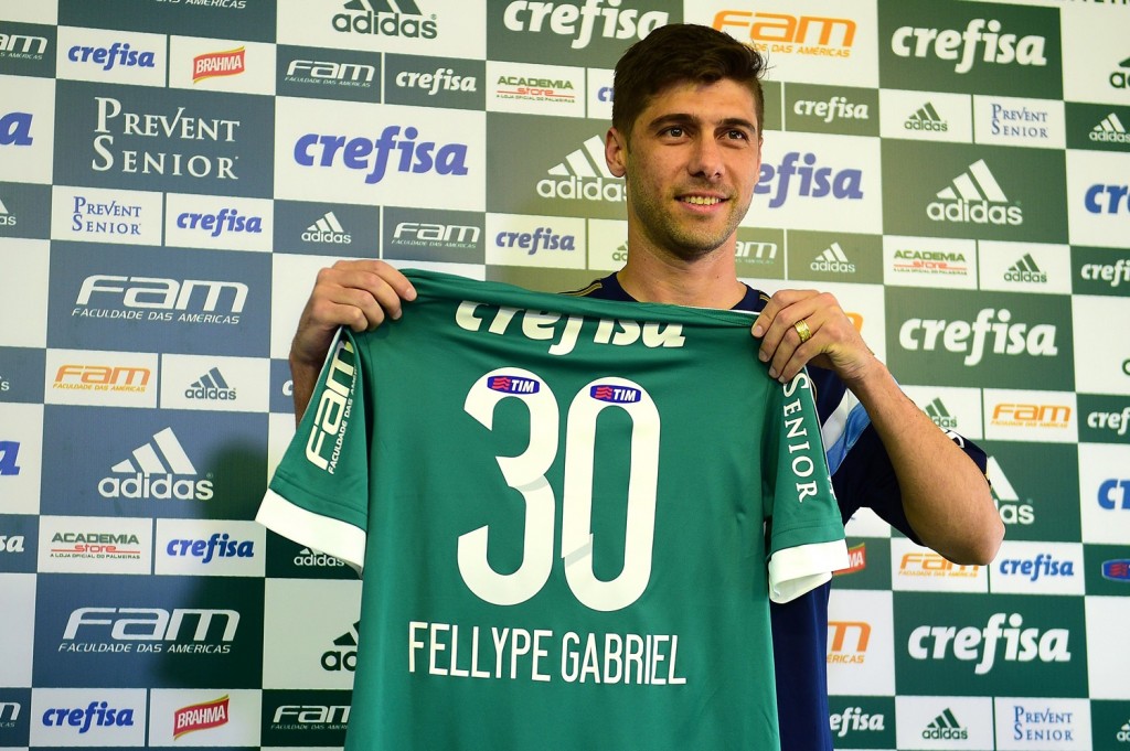 O meia de 29 anos estava no Al Sharjah, dos Emirados Árabes, e assinou contrato até maio de 2017 (Foto: Sergio Barzaghi/Gazeta Press)