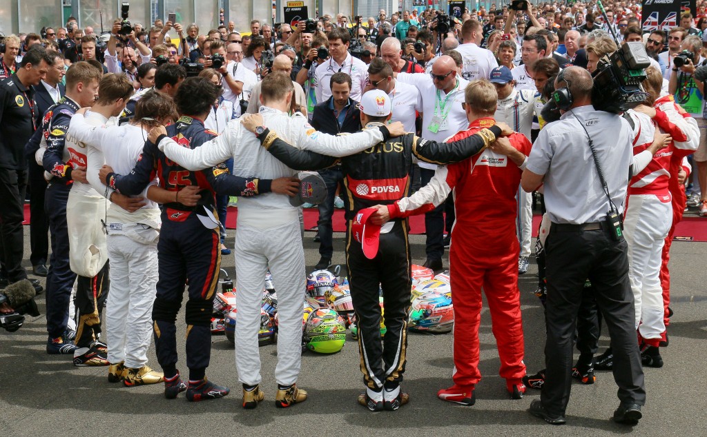 Pilotos se reuniram e fizeram um minuto de silêncio em homenagem a Bianchi (Foto: AFP)