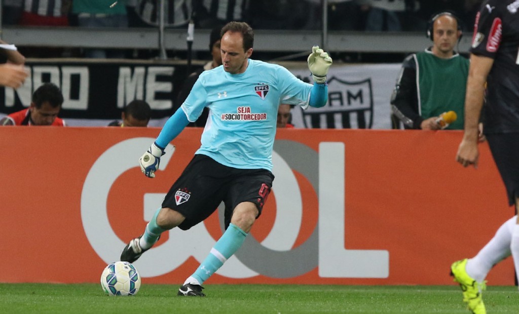 Goleiro são-paulino foi vazado três vezes por Lucas Pratto (Foto: Rubens Chiri/São Paulo FC)