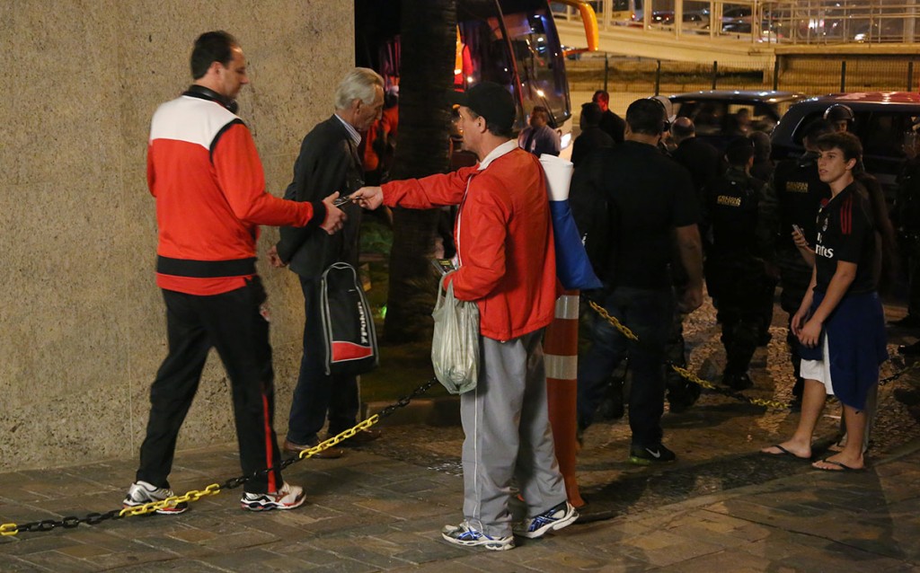 Antes do jogo, atletas foram mais solícitos a caminho do Mineirão (Foto: Rubens Chiri/São Paulo FC)