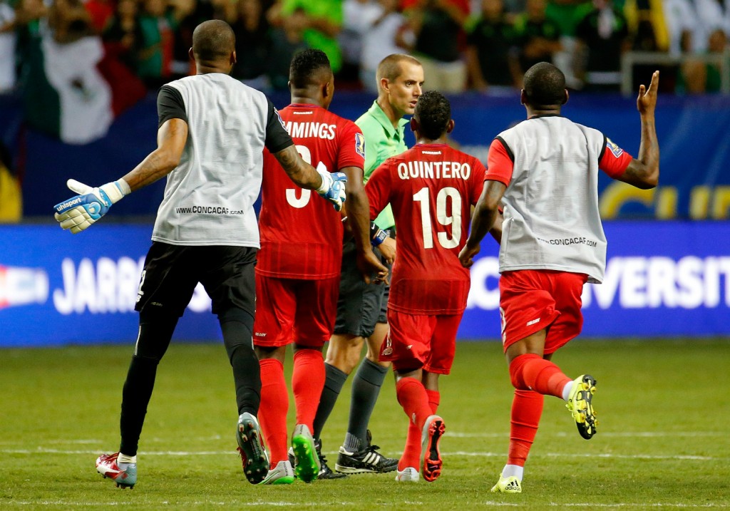 Árbitro norte-americano Mark Geiger (centro) chegou a admitir ter errado ao marcar pênaltis que eliminaram Panamá da Copa Ouro (Foto: Kevin C. Cox)