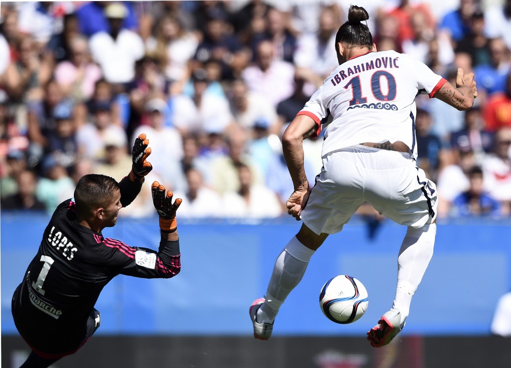 Paris Saint-Germain's Swedish forward Zlatan Ibrahimovic (R) vies Lyon's French Portuguese goalkeeper Anthony Lopes during the French Trophy of Champions football match at Saputo stadium in Montreal on August 1, 2015.   AFP PHOTO/ FRANCK FIFE