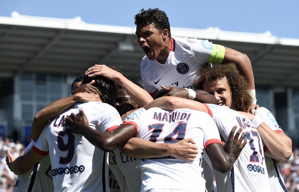 Paris Saint-Germain's Uruguayan forward Edinson Cavani is congratulated by teammates during the French Trophy of Champions football match against Lyon at Saputo stadium in Montreal on August 1, 2015.   AFP PHOTO/ FRANCK FIFE