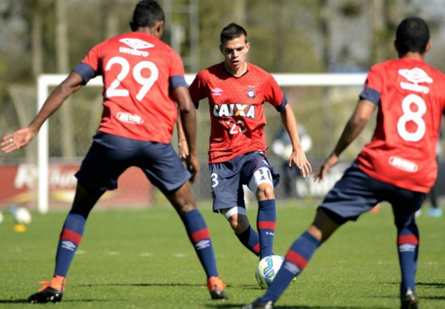 O meia colombiano Daniel Hernández deve ficar no banco no Furacão (Foto: Gustavo Oliveira/Site Oficial)