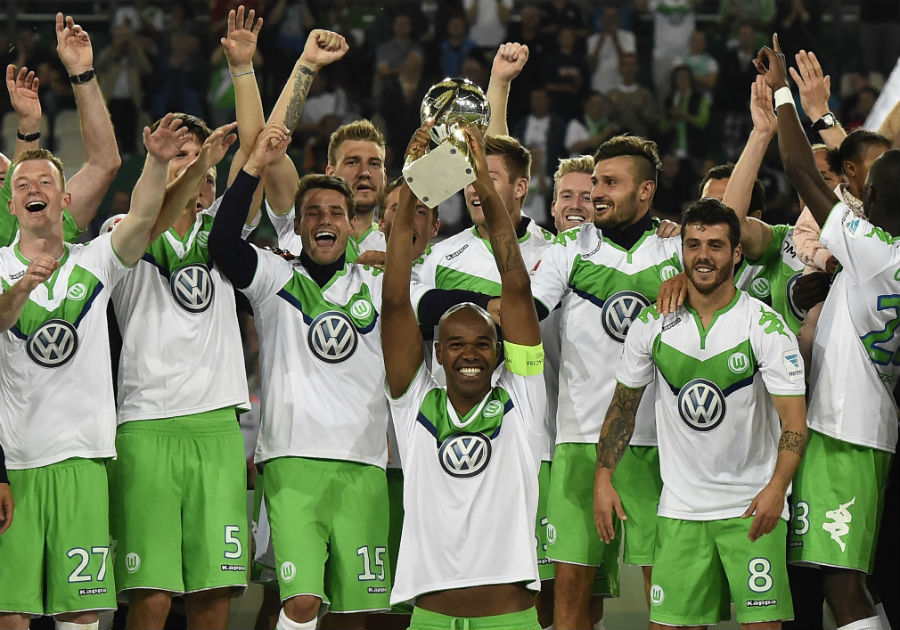 Capitão do Wolfsburg, o zagueiro brasileiro Naldo levantou a taça da Supercopa da Alemanha (Foto: AFP)
