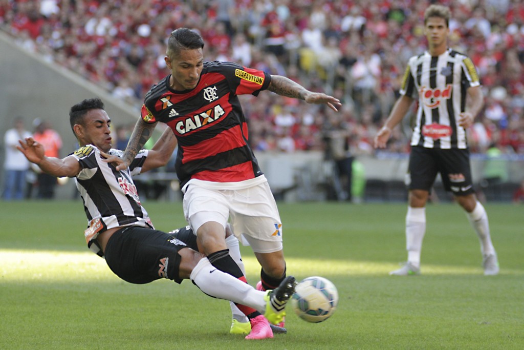 Guerrero não conseguiu se impor sobre a defesa do Santos (foto: Gilvan de Souza/Flamengo)