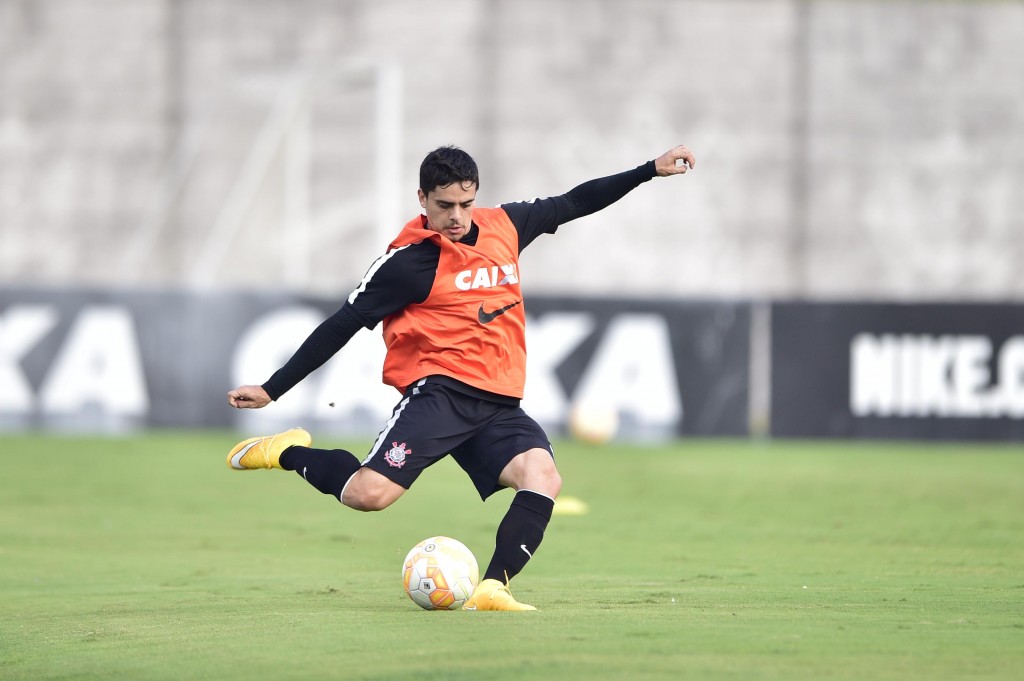 Lateral direito contou com a ajuda de Fábio Carille e Sylvinho para corrigir os seus erros de marcação (foto: Fernando Dantas/Gazeta Press)