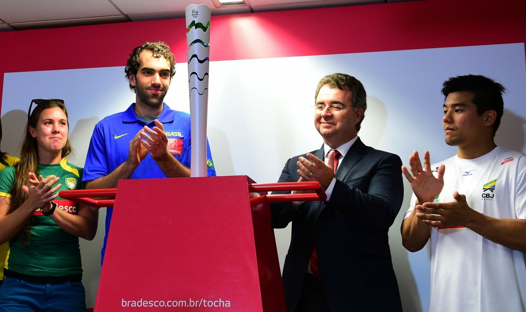 Armador Vitor Benite observa tocha olímpica do Rio de Janeiro 2016. (Foto: Sergio Barzaghi/Gazeta Press)
