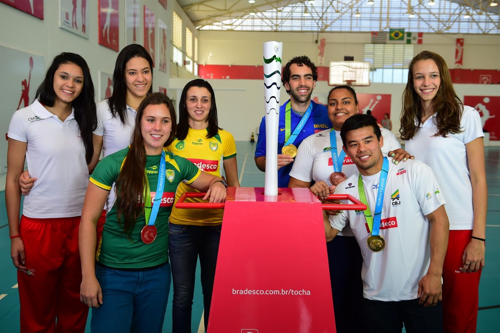 Medalhistas pan-americanos conhecem tocha olímpica em Osasco-SP. (Foto: Sergio Barzaghi)