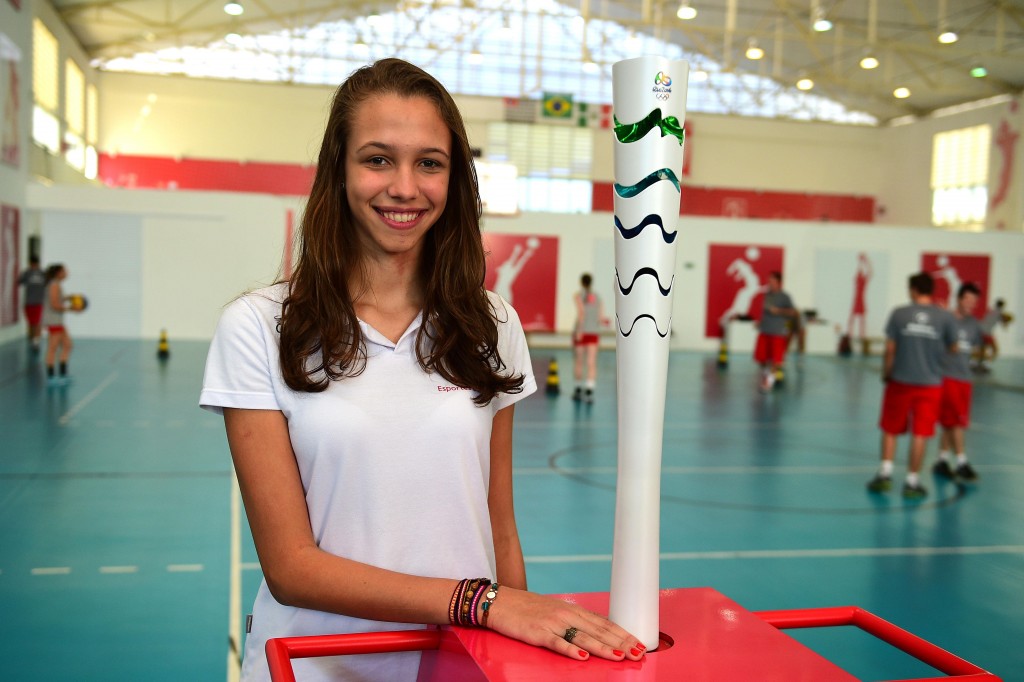 Com apenas 15 anos, Izabela considera o tio Anderson Varejão um pivô "raçudo e forte". (Foto: Sergio Barzaghi/Gazeta Press)