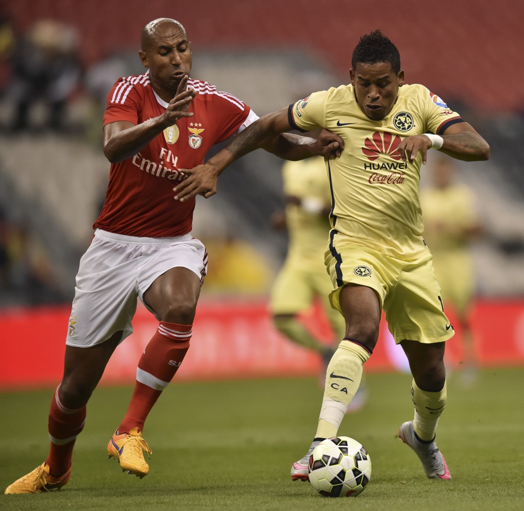 Luisão deixou o campo ainda no primeiro tempo por conta de lesão (Foto: Yuri Cortez/AFP) 