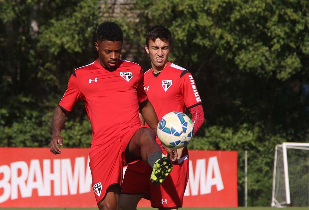 Meia começou o treino normalmente antes de acusar dor no dedo (Foto: Rubens Chiri/São Paulo FC)