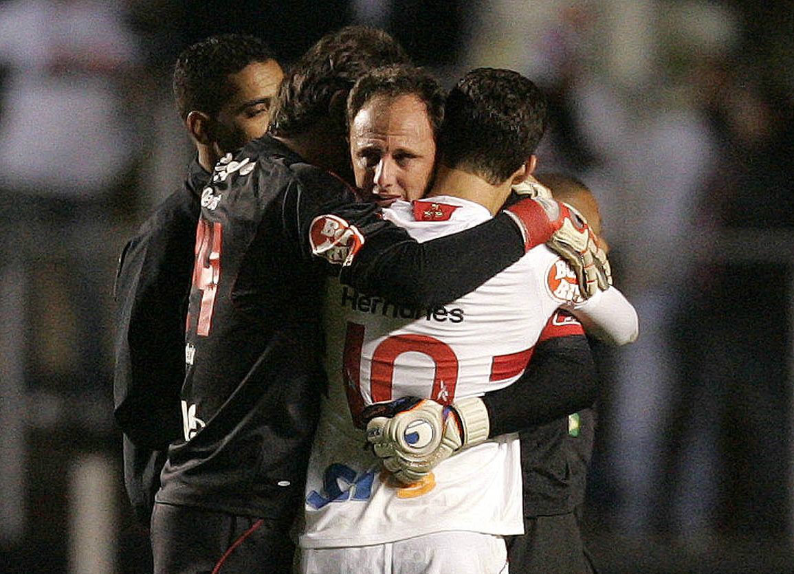 Profecias e conquista das massas: cinco anos de Hernanes longe do Tricolor. Regado a lágrimas, o abraço com Rogério Ceni marcou o último jogo de Hernanes no Morumbi (Foto: Djalma Vassão/Gazeta Press)