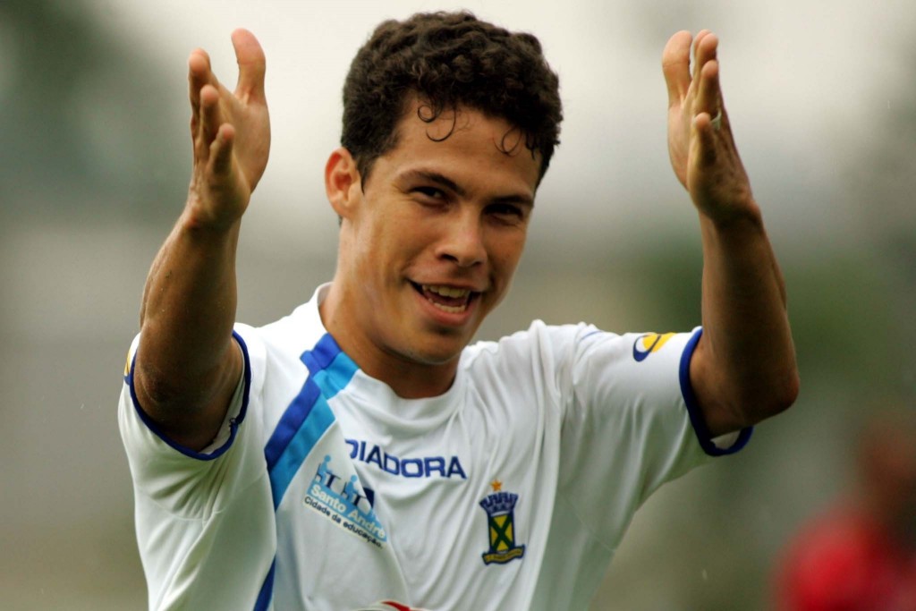 Antes de viver seus melhores anos no Tricolor, Hernanes conquistou a torcida do Santo André em um empréstimo (Foto: Djalma Vassão/Gazeta Press)