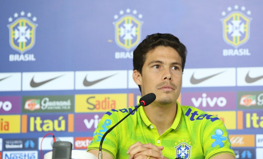 Reserva no Brasil de Felipão, Hernanes viveu o 7 a 1 no banco de reservas (Foto: Mowa Press)