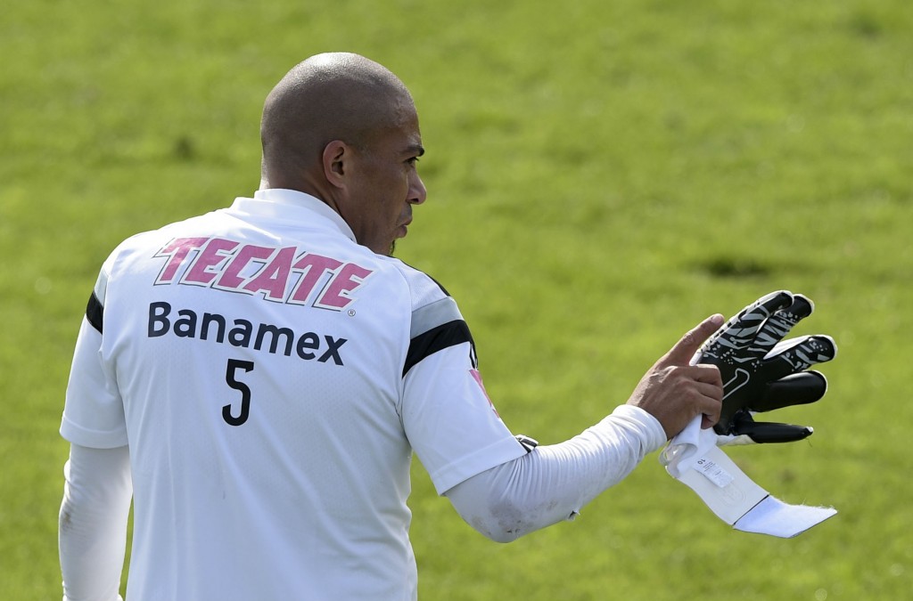 Goleiro durante rachão, volante uruguaio brinca com rivalidade entre argentinos antes da final (Foto: Juan Mabromata/AFP)