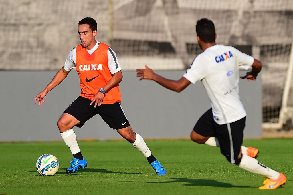 Jadson e o Corinthians não vence um clássico desde março, quando bateu o São Paulo no Morumbi (foto: Sergio Barzaghi/Gazeta Press)