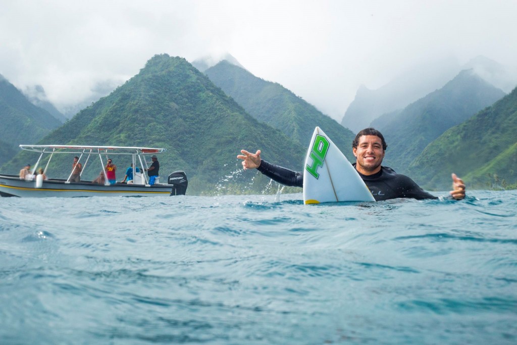 Adriano de Souza, o Mineirinho, treinou muito para encarar as ondas de Teahupo'o, no Taiti (Foto: Divulgação)
