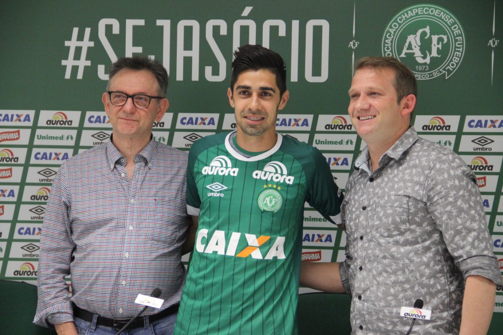 Flavinho (ao centro), foi apresentado oficialmente em coletiva nesta quinta-feira. (Foto: Divulgação/ Chapecoense) 