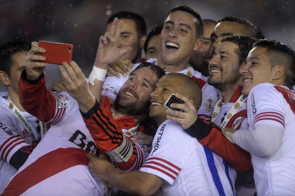 Cavenaghi posa para 'selfie' ao lado dos colegas em comemoração do título (Foto: Alejandro Pagni/AFP)