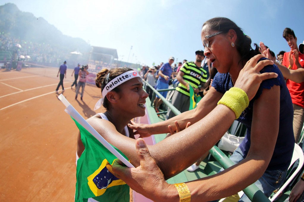 Teliana comemorou o título de Florianópolis com a mãe Maria Nice (Foto: Cristiano Andujar/Divulgação)