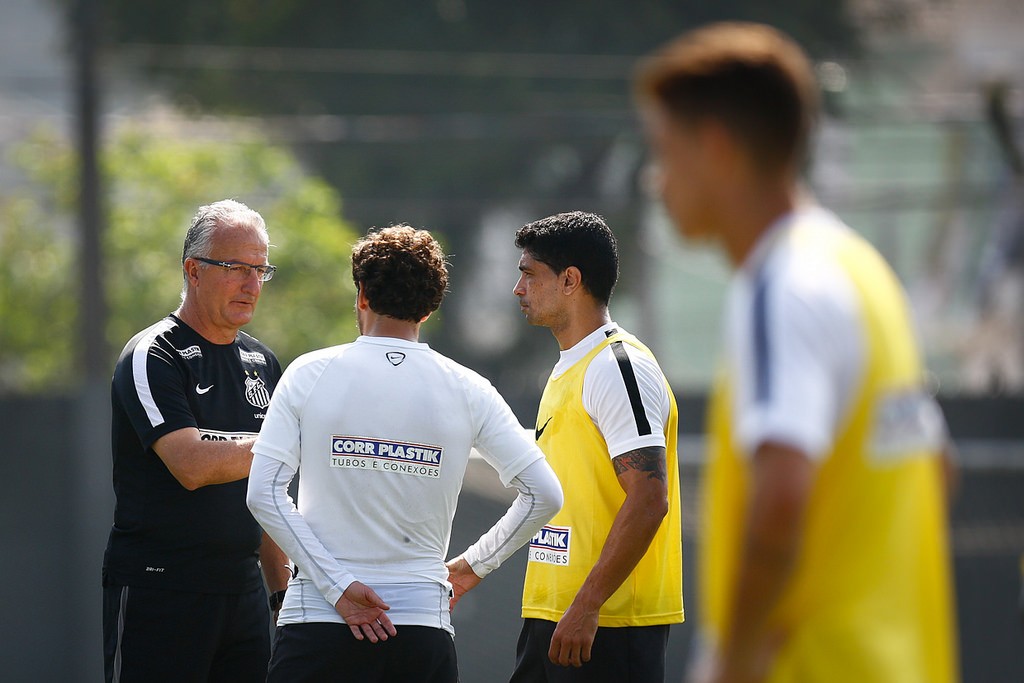 Dorival Júnior, em conversa com os experientes Elano e Renato; Treinador admite mudar esquema tático, mas pede tempo (Foto: Ricardo Saibun/Santos FC)