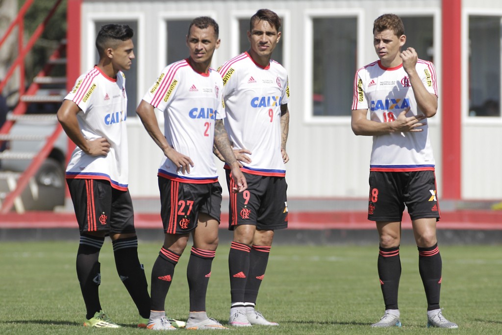 Ao centro, Alan Patrick e Guerrero, destaques da equipe de Cristóvão Borges, treinaram para enfrentar a Ponte Preta (Foto: Gilvan de Souza/ Flamengo)