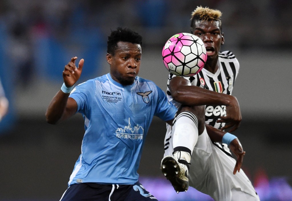 Pogba em disputa de bola durante partida válida pela Supercopa da Itália (Foto: JOHANNES EISELE / AFP) 