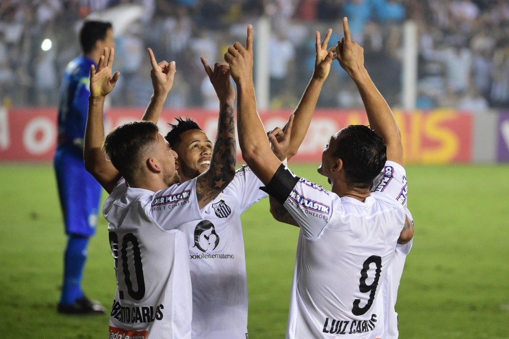 Para o alto da tabela: o Santos continua em asensão desde a chegada de Dorival (foto: Djalma Vassão/Gazeta Press)