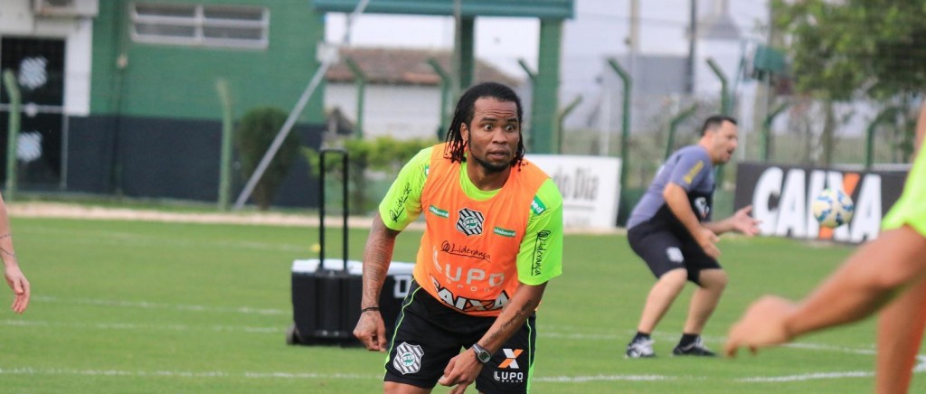 O meia Carlos Alberto pode fazer sua estreia em clássicos com a camisa do Figueirense (Foto: Divulgação/Figueirense)