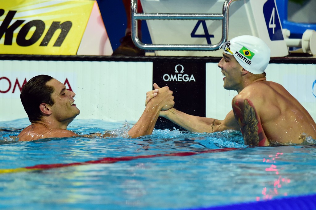 Fratus (d) cumprimenta Manaudou: brasileiro ganhou 1ª medalha em Mundial. (Foto: Cristophe Simon)
