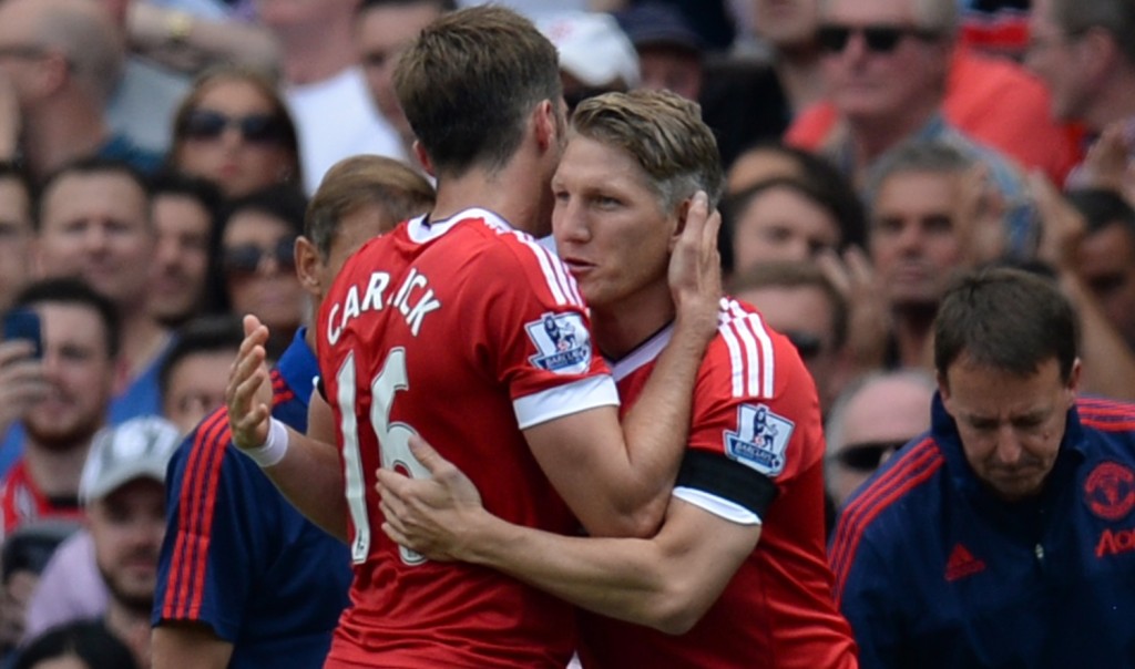 Schweinsteiger entou durante o segundo tempo da partida em sua estreia oficial pelo Manchester (Foto: Oli Scarff/AFP)