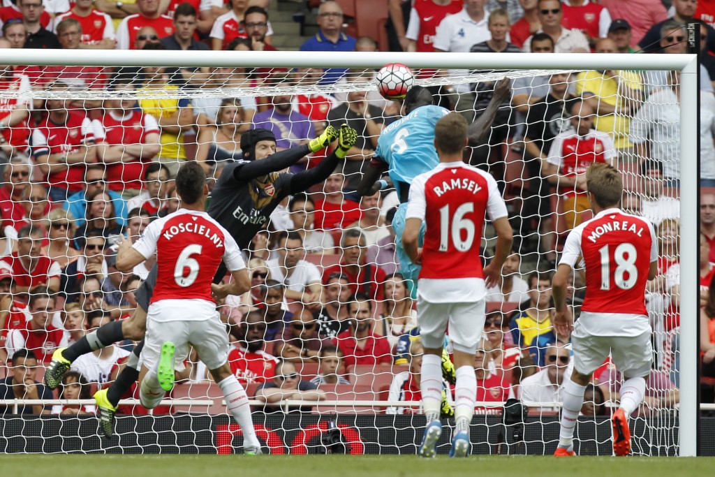 Recém-contratado, Petr Cech falhou nos dois gols do West Ham sobre o Arsenal (Foto: Ikimages/AFP)