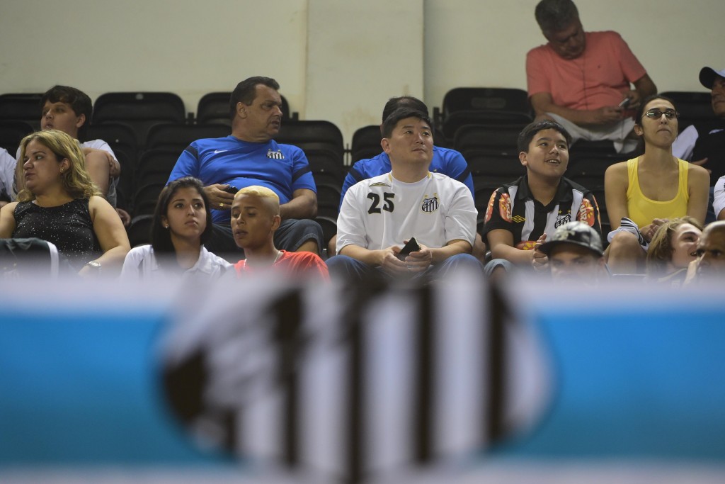 Técnico não quer mais notar espaços vazios no estádio do Santos (foto: Djalma Vassão/Gazeta Press)