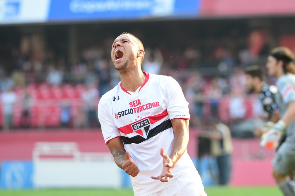 Depois de acertar a trave duas vezes, Luis Fabiano conseguiu chegar ao gol de empate no início do segundo tempo (foto: Djalma Vassão/Gazeta Press)