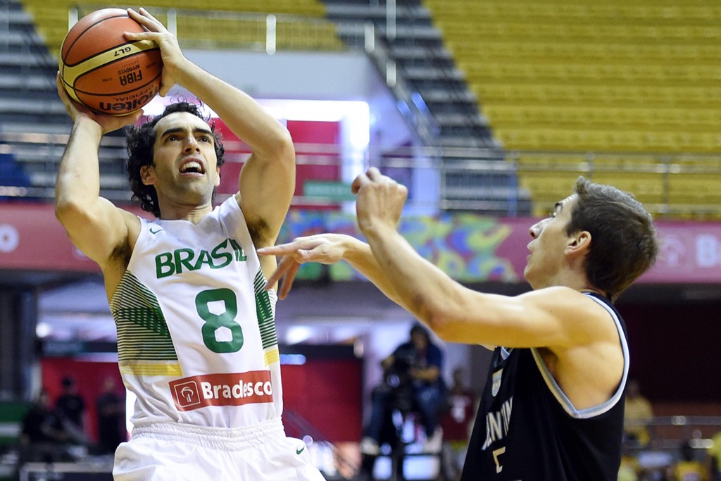 o armador Vitor Benite foi o cestinha da vitória sobre a Argentina. (Foto: Gaspar Nóbrega/Divulgação)
