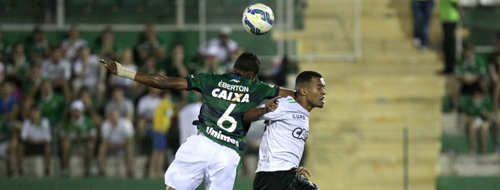 CHAPECO, SANTA CATARINA, BRASIL - 09-08-2015 - Futebol - Campeonato Brasileiro de Futebol Série A 2015. Chapecoense enfrenta o Figueirense pelo Brasileirao Serie A 2015 na Arena Conda em Chapeco. Dener da Chapecoense disputa bola com João Vitor do Figueirense.Foto Márcio Cunha/Mafalda Pres