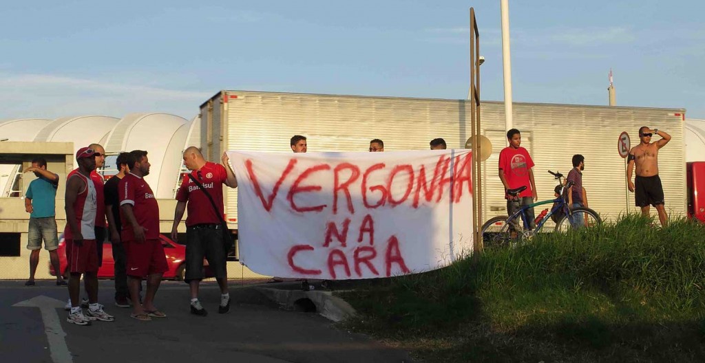 A torcida do Inter protestou no CT após a goleada sofrida no Gre-Nal, por 5 a 0 (Foto: Luciano Leon/Raw Image/Gazeta Press)