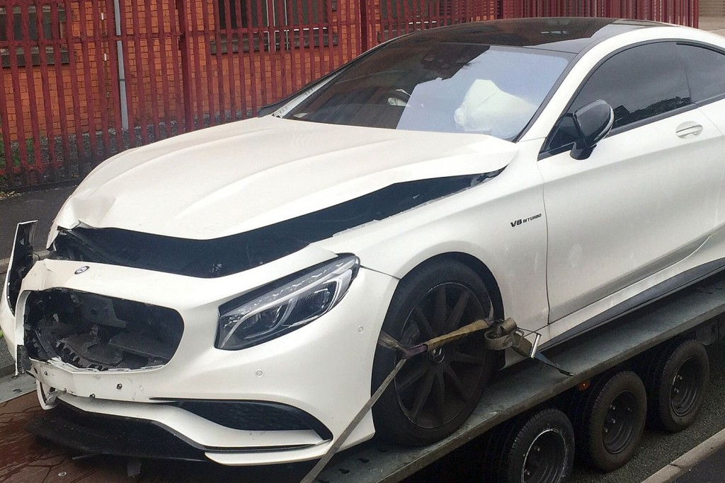 Carro que Sterling emprestou a amigo é encontrado batido nas ruas de Londres (Foto: Reprodução/Twitter)