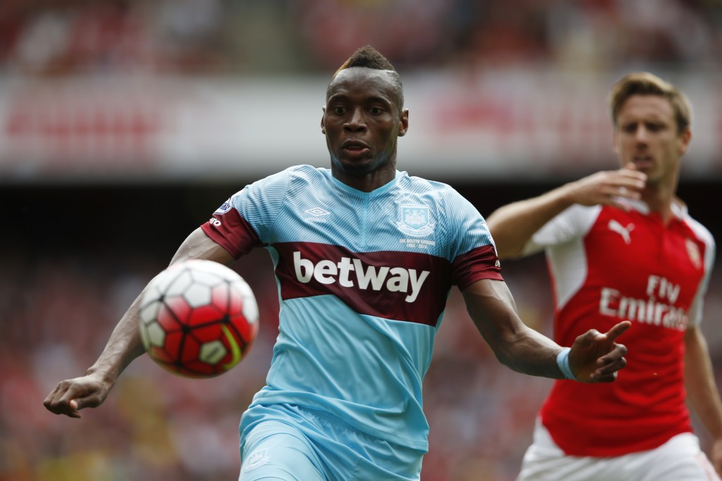 West Ham United's Senegalese striker Diafra Sakho controls the ball during the English Premier League football match between Arsenal and West Ham United at the Emirates Stadium in London on August 9, 2015. AFP PHOTO / ADRIAN DENNIS RESTRICTED TO EDITORIAL USE. No use with unauthorized audio, video, data, fixture lists, club/league logos or 'live' services. Online in-match use limited to 75 images, no video emulation. No use in betting, games or single club/league/player publications.