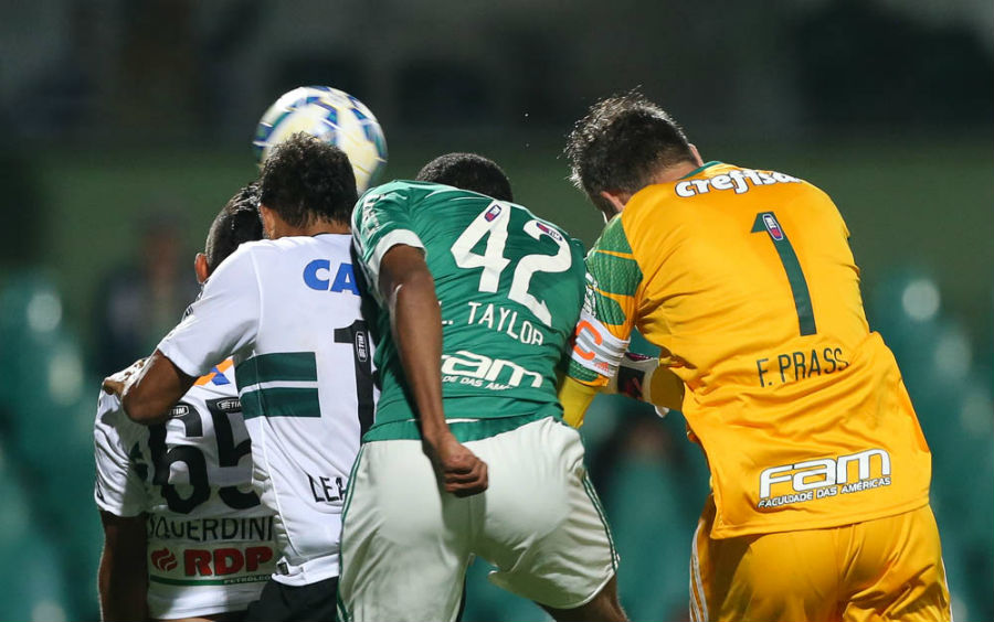 Fernando Prass foi à área do Coxa tentar evitar a derrota (Foto: Cesar Greco/Ag Palmeiras/Divulgação)