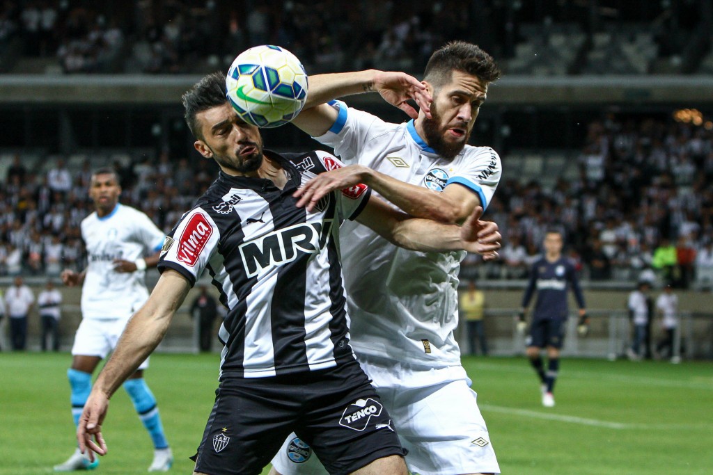 Grêmio, de Marcelo Oliveira (dir.), levou a melhor sobre o ex-líder ATlético (Foto: Bruno Cantini/CAM)