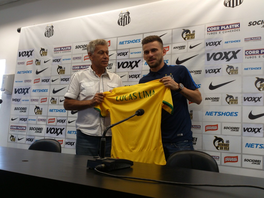 Lucas Lima posa ao lado de Clodoaldo, auxiliar pontual que afirmou ter pedido a convocação do meia (foto: Tiago Salazar)