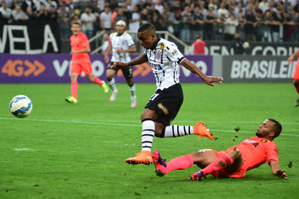 Futebol de atletas como Malcom deixou Tite feliz (foto: Djalma Vassão/Gazeta Press)