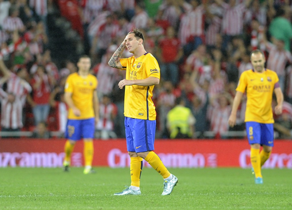 O Barcelona entrou em campo com a camisa que faz alusão à bandeira da Catalunha (Foto: Ander Gillenea/AFP)