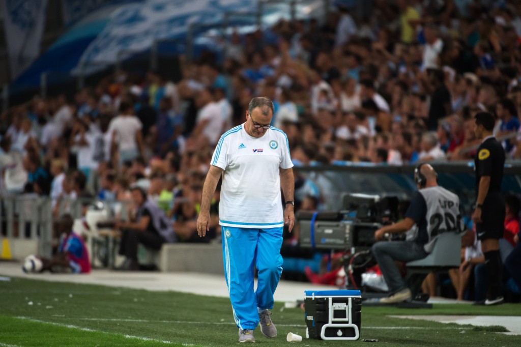 O técnico argentino Marcelo Bielsa se demitiu após a derrota do Olympique de Marselha na estreia do Francês (Foto: Bertrand Langlois)