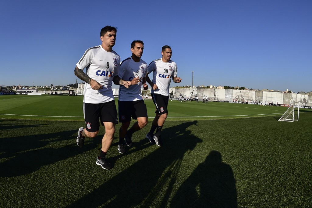 Fagner, Jadson e Luciano não encostaram na bola (foto: Fernando Dantas/Gazeta Press)