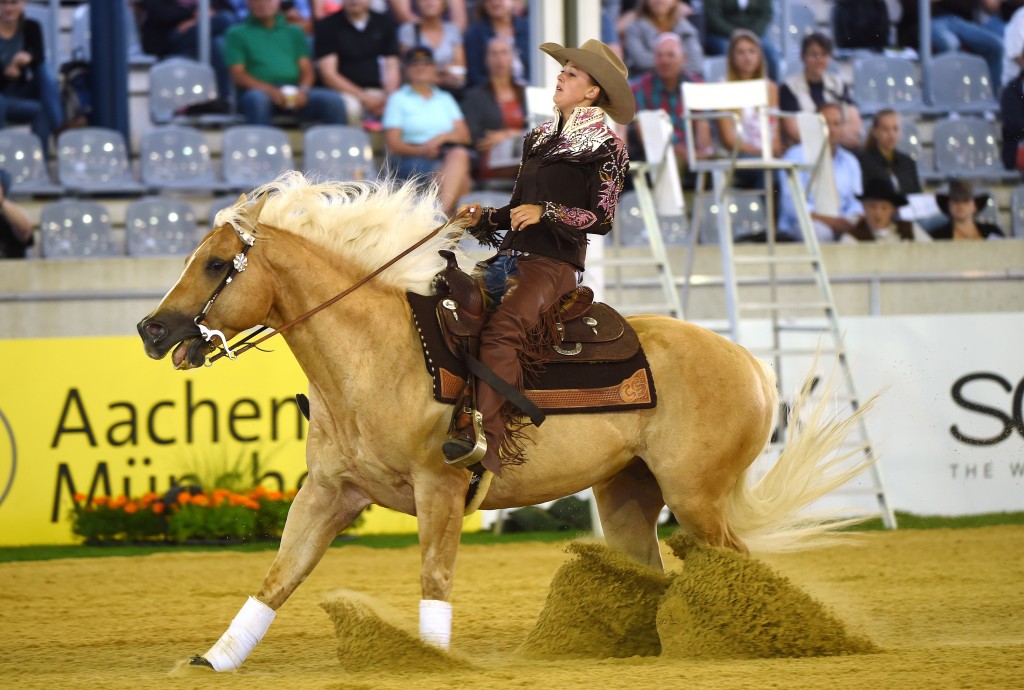 Gina Schumacher, filha de Michael, monta Sharp Dressed Shiner durante exibição. (Foto: Patrick Stollarz/AFP) 