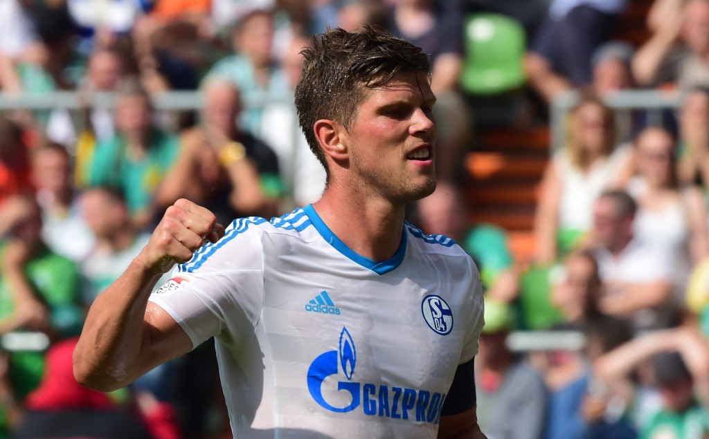 Schalke's Dutch striker Klaas-Jan Huntelaar celebrates during the German first division Bundesliga football match SV Werder Bremen vs FC Schalke 04 in Bremen, northern Germany, on August 15, 2015.  AFP PHOTO / JOHN MACDOUGALL RESTRICTIONS: DURING MATCH TIME: DFL RULES TO LIMIT THE ONLINE USAGE TO 15 PICTURES PER MATCH AND FORBID IMAGE SEQUENCES TO SIMULATE VIDEO.  == RESTRICTED TO EDITORIAL USE == FOR FURTHER QUERIES PLEASE CONTACT DFL DIRECTLY AT + 49 69 650050.