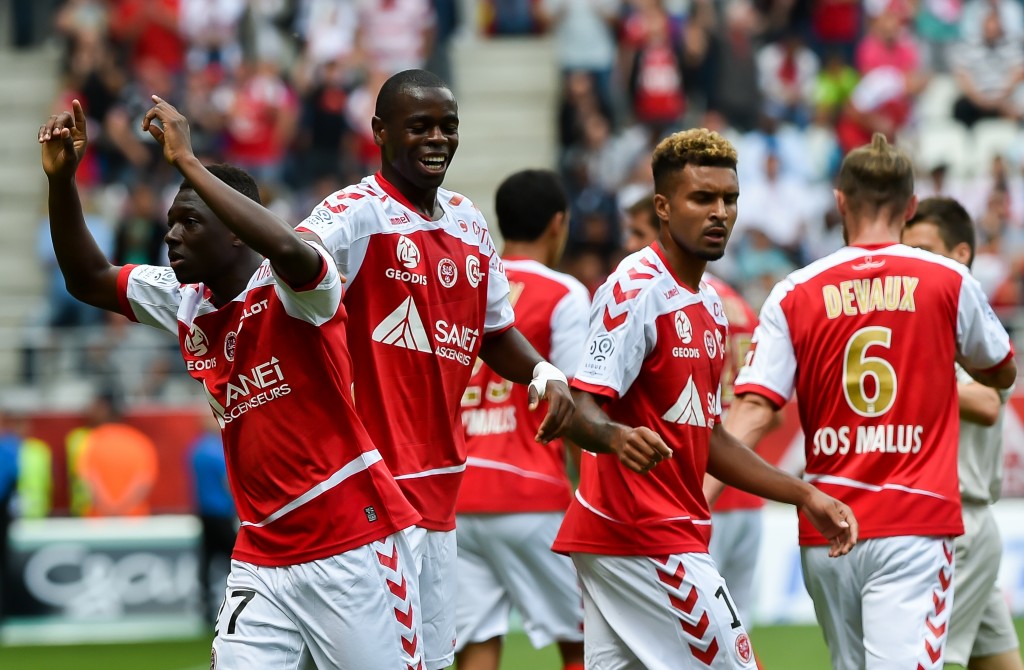 Reims' team celebrates after Reims' Malian defender Hamari Traore scored a goal during the French L1 championship football match Stade de Reims vs Olympique de Marseilles on August 16, 2015 at the Auguste Delaune Stadium in Reims, northern France. AFP PHOTO / PHILIPPE HUGUEN